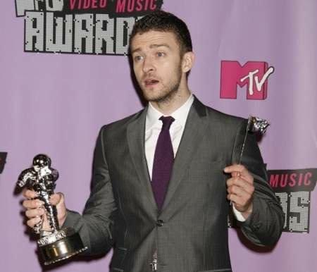 P’tites vites: bitch slap.