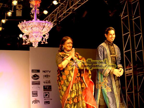 Les stars défilent au Kolkatta Fashion Week 2009