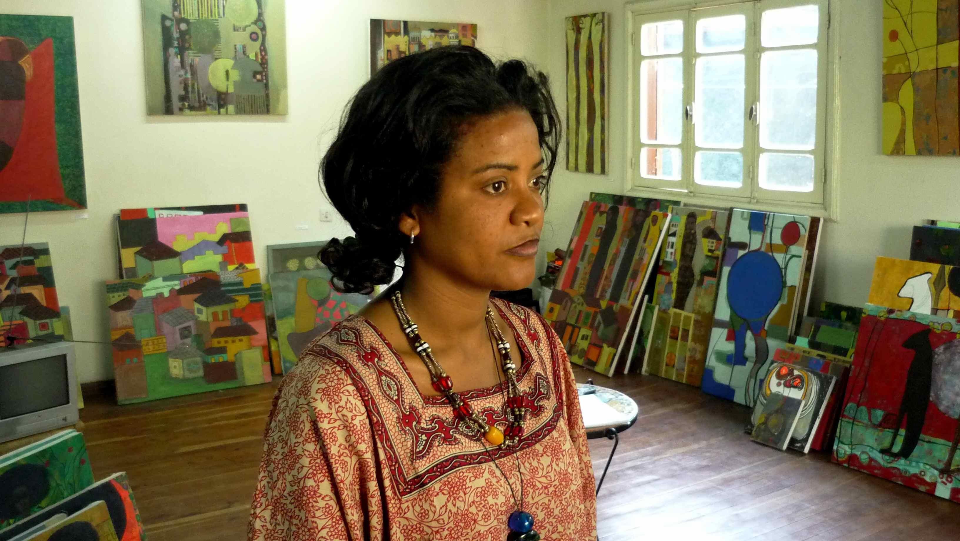 Kerima Ahmed dans son studio-galerie (Nubia Art Studio)
