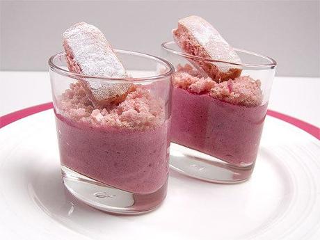 Tarte sur fond de biscuits roses à la mousse de framboises