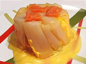 Timballes d’asperges au saumon et creme de safran