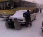 vidéo iran neige route bus voiture