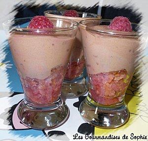 Verrines chocolat au lait et framboises sur lit de biscuits roses