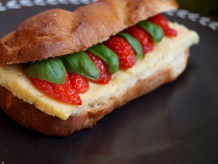 sandwich-trompe-loeil-fraise-basilc-polenta-v-L-MRX66O.jpeg