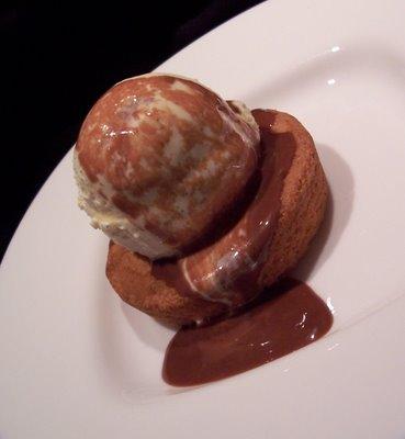 La sorbetière fête sa première utilisation : Glace à la vanille nappée de chocolat au lait sur son mini-gâteau breton