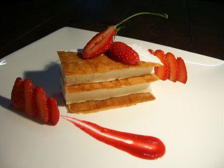 Feuilleté pâte filo croustillant à la mousse chocolat blanc, gariguettes et coulis de fruits rouges...