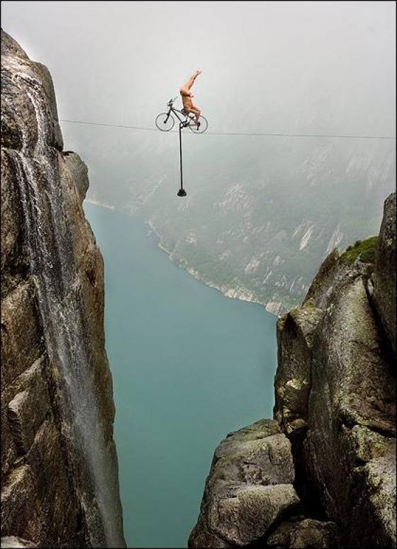 Un équilibriste à 1000 mètres du sol sur un vélo