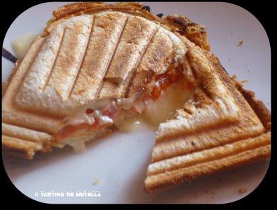 Croque camenbert-tomate et une petite touche de ciboulette