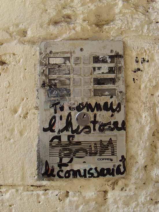 L'istòri de boum lou coumessariat / L'histoire de boum le commissariat / The story of bang the police station