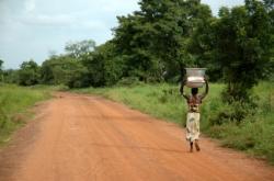 Femme sur une route africaine