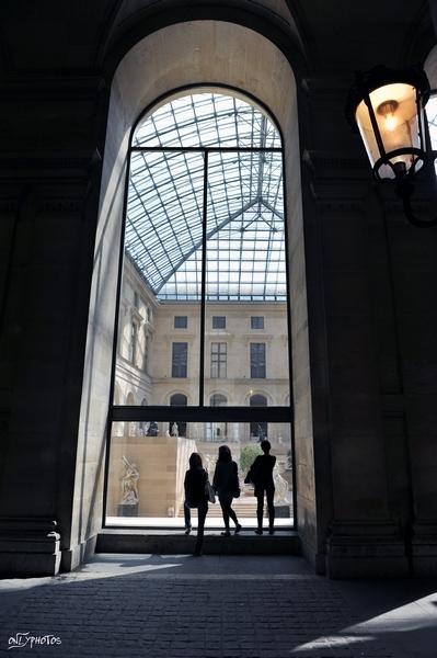 Rebelle, Louvre et ronde infinie des obstinés