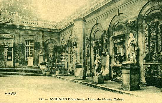 Cènt an après la court dóu museon Calvet / Cent ans après la cour du musée Calvet / A century after the courtyard of Calvet museum