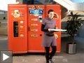 Videos: Le pizzaiolo acrobate + La machine à pizzas automatique