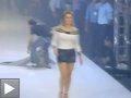 Une candidate s'étale lors d'un défilé + chute d'un topmodel Prada + s'évanouir lors d'une cérémonie
