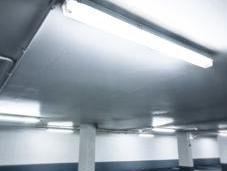 Lumière néons ombres parking