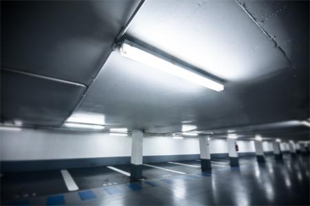 Lumière des néons - ombres du parking (photographie urbaine et architecture)