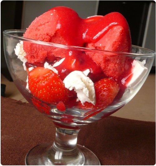 Coupe de fraises glacée au coulis de framboise chocolat