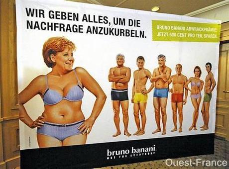 Affiche de Merkel en maillot de bain de 100m2 sur les champs Elysées allemandes..