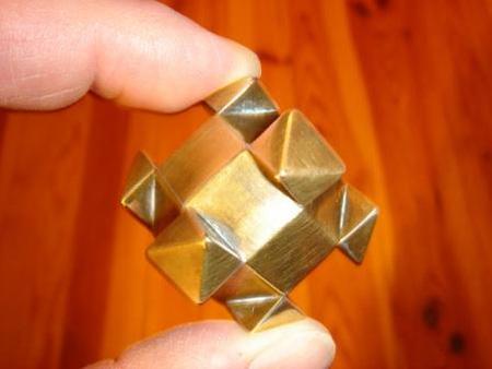 Polyèdre en cuivre réalisé par André Chalambel