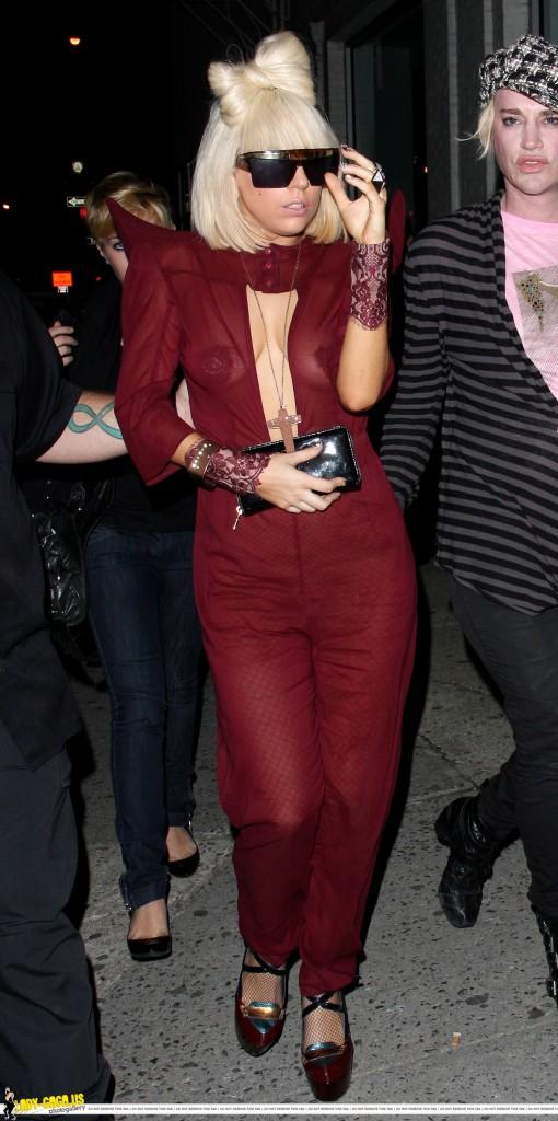 Lady Gaga toujours autant excentrique avec cette tenue rouge | À Voir