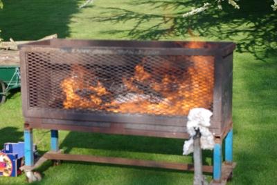 De belles flammes dans le barbecue
