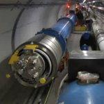 Le dernier aimant du LHC descendu sous terre