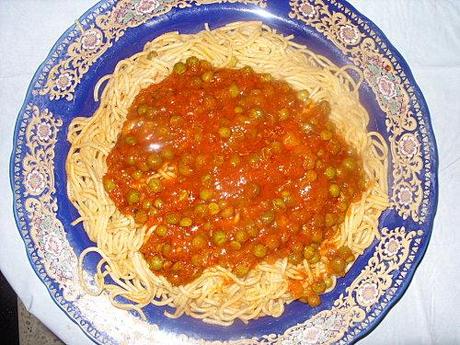 Spaghetti aux petits et à la sauce tomate