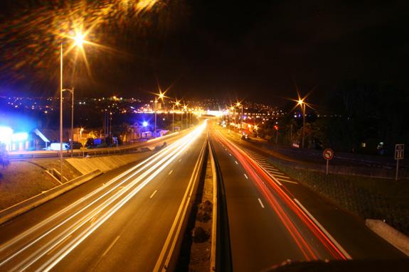 autoroute_trainées_lumière_phares_voitures