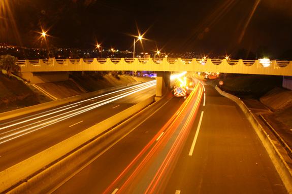 autoroute_trainées_lumière_phares_voitures