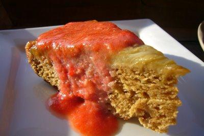 Gâteau tatin à la rhubarbe ,coulis de fraises