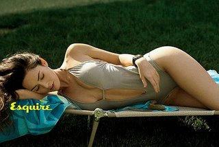 Megan Fox sexy au lit et en bikini