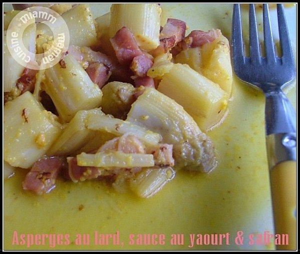 Asperges blanches au lard, sauce au yaourt & safran