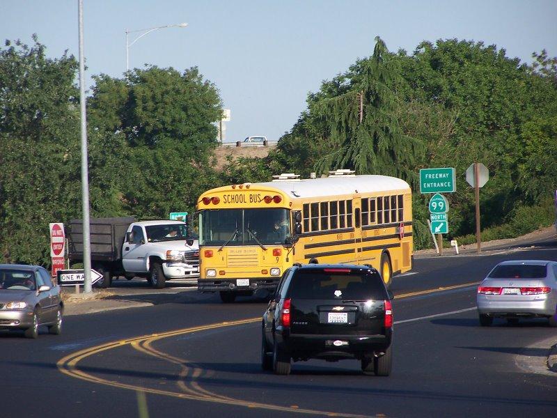 Trucks et School Bus avant la Sierra Nevada