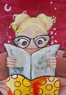 une petite fille qui lit son journal elle a des grosses lunettes et les lettres s'envolent, elle est assise sur un canapé. on voit la lune, cette illustration jeunesse a été réalisé par l'illustratrice laure phelipon 
