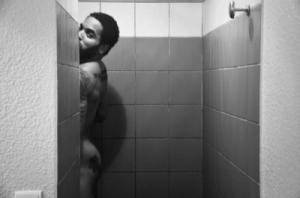 Lenny Kravitz nu sous sa douche
