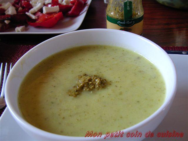 Soupe de courgettes au pesto