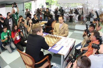 Magnus Carlsen remporte sa partie face à Veselin Topalov © site officiel