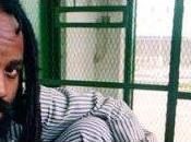 Mumia Abu-Jamal homme debout dans couloir mort