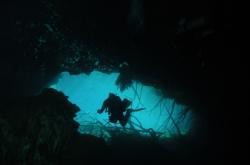 plongeur sous-marin grotte