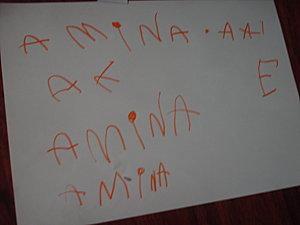 Amina 3 ans, sait ecrire son prénom !