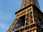 images femme s'enfonce Tour Eiffel dans main