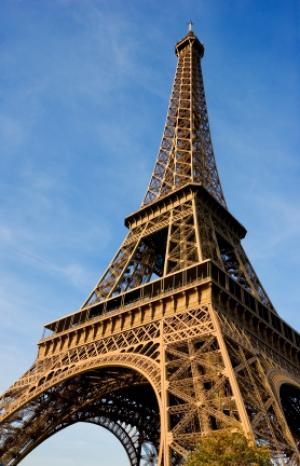 En images : une femme s'enfonce une Tour Eiffel dans la main Tour Eiffel