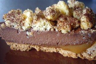Tarte aux 2 chocolats et caramel, crumble à la noisette