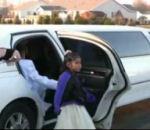 vidéo fillete porte voiture limousine