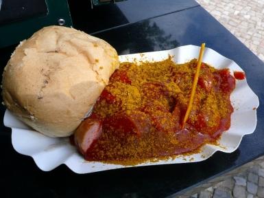 Un pain, une saucisse, de la sauce tomate saupoudrée de curry...