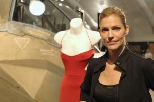 Encan Battlestar Galactica: La robe rouge de SIX vendue 23 000$