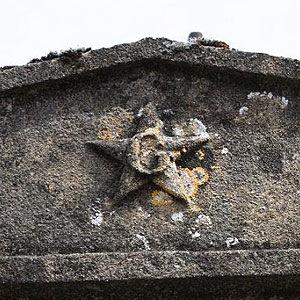 Tombe de George Dénat à Castelnaudary, détail : la lettre G et l'étoile