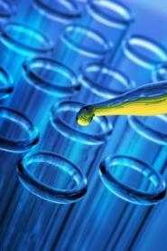 Grippe A : le vaccin à l'étude chez Novartis éprouvettes et micropipette