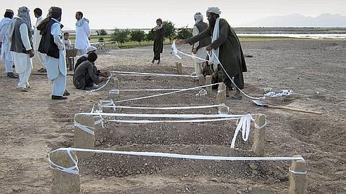 Des villageois afghans enterrent leurs morts, dans le district de Bala Buluk, dans la province de Farah, le 5 mai 2009.