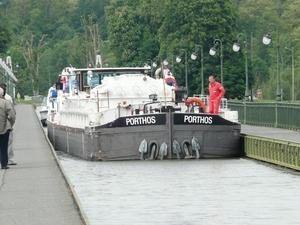 Un COLIS LOURD sur le PONT CANAL de BRIARE